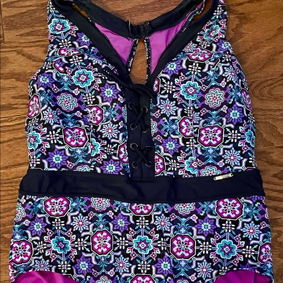 Beautiful one piece! - Picture 3 of 4